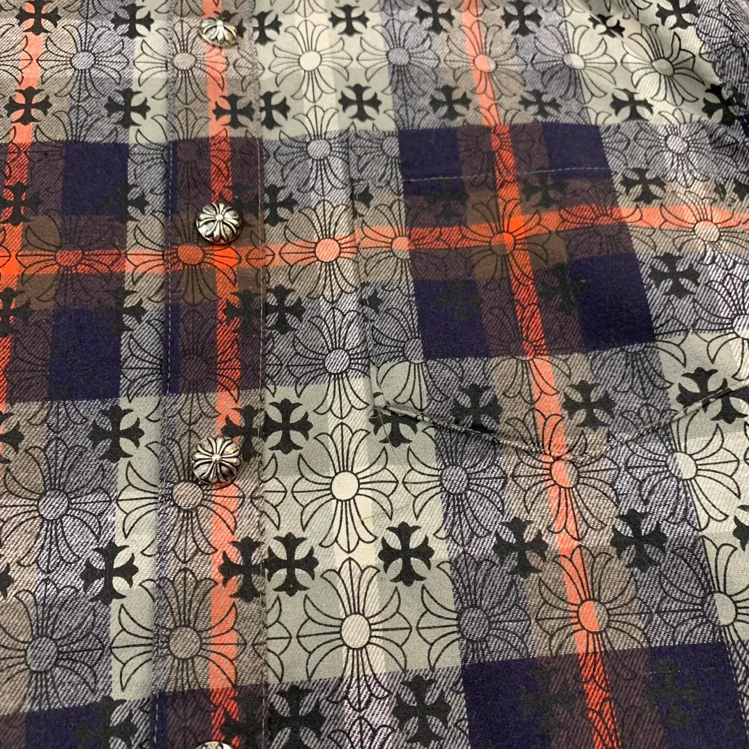 P230 💰Model number G733 Chrome Hearts classic cashew flower cross all-over printed jacquard long-sleeved top couple casual shirt 1️⃣Customized original jacquard fabric, high-quality pure cotton jacquard plaid fabric, soft and comfortable to the touch, a very high-quality fabric! 2️⃣The details of the workmanship are perfectly controlled. The lining is made of vest hemming, and the cuffs are made of double cross leather labels. It is different from the ordinary version. The collar is also designed with interlining, which shows high-end fashion and personality. The style is fashionable, simple and elegant, and it is a very versatile jacket! 4⃣️Complete accessories, all customized with original versions! Same style for men and women Color: Purple Red Size: S M L XL